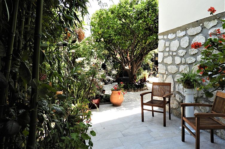 Appartement Wohnung "Les roses" auf einem eingemauerten Grun