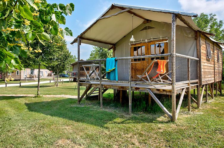 Entspannen Sie sich auf der Terrasse der Cabane Lodge Confort, einer charmanten Ferienunterkunft in Souillac, Midi-Pyrenees, Frankreich.