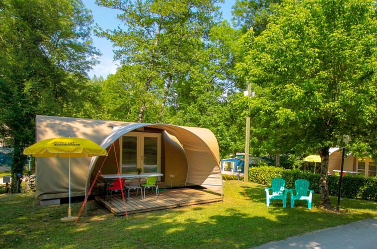Rustikales Schlafzimmer im Le Petit Chateau in Souillac, Midi-Pyrenaeen, Frankreich, ideal fuer einen entspannten Aufenthalt in einer Glamping-Lodge.