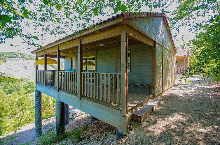 Stylish shower and sink in Chalet Belvedere Deluxe, located in Souillac, Midi-Pyrenees.