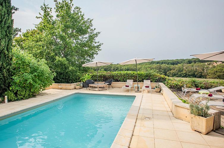 Entspannen Sie sich am Pool des Ferienhauses Orchidee in Degagnac, Midi-Pyrenees, umgeben von gruener Natur.