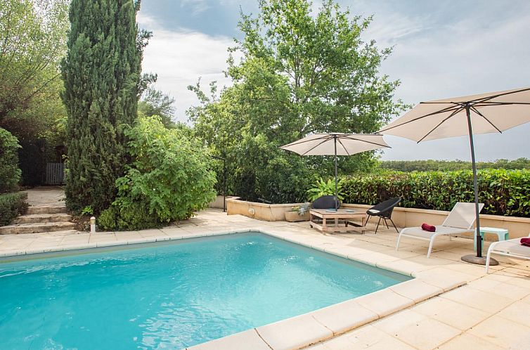 Entspannen Sie sich am Pool des Ferienhauses Nenuphar, umgeben von Natur in Degagnac, Midi-Pyrenees, Frankreich.