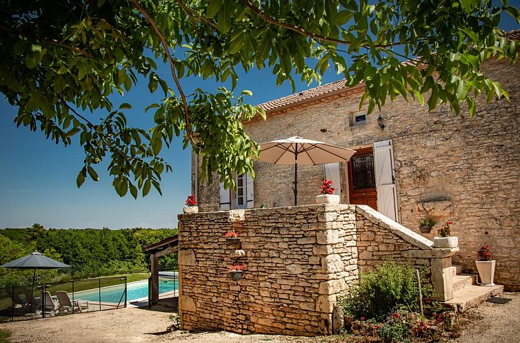 Entdecken Sie Gite Girou Haut in Montcabrier, Midi/Pyrenaeen, ein idyllisches Ferienhaus mit einer einladenden Terrasse und einem erfrischenden Swimmingpool.