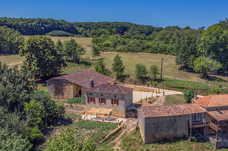 Rustikales Ferienhaus Le Mas d'Amour in Montcabrier, Midi-Pyrenees, mit schoener Aussicht auf die franzoesische Landschaft.