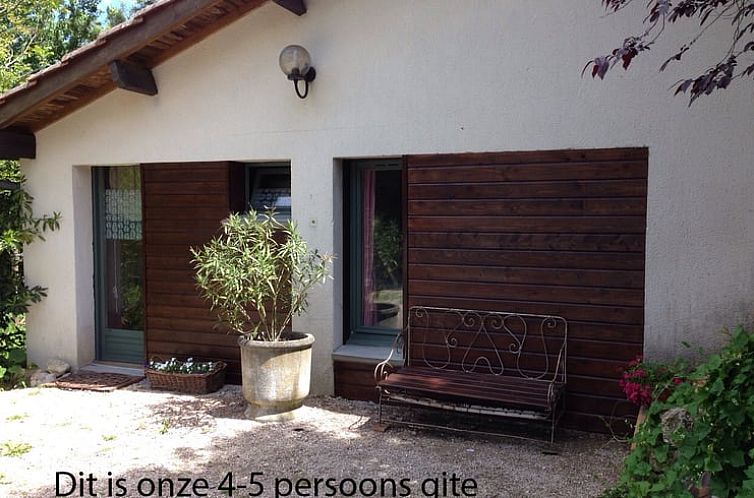 Gezellig vakantiehuis in Montfermier, ideaal gelegen in Midi-Pyrenees, Frankrijk, met sfeervolle veranda en landelijke uitstraling.