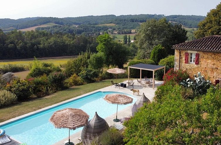 Enjoy the beautiful views and serene surroundings of Domaine Saint Martin le Redon, a charming vacation home in France.