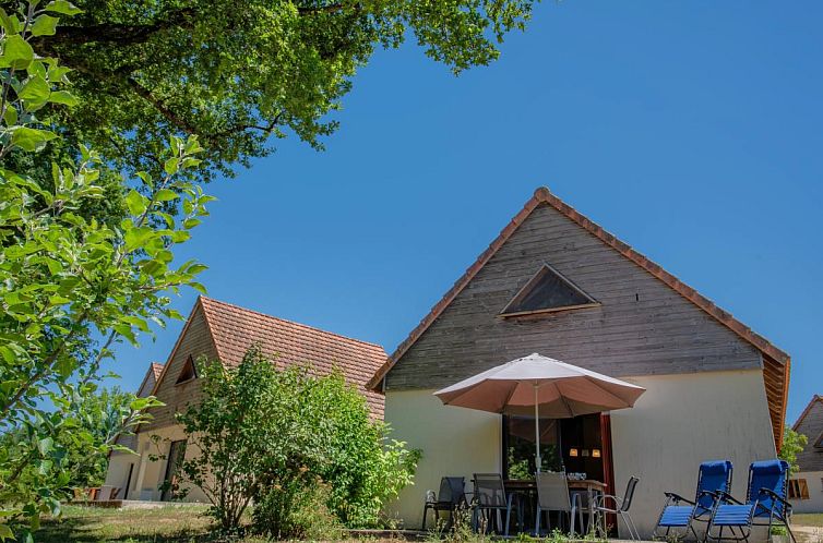 Entspannen Sie sich im Haus Lac Bleu Nr. 13 in Lacapelle-Marival, Frankreich, einem gemuetlichen Ferienhaus mit Terrasse und natuerlicher Umgebung.