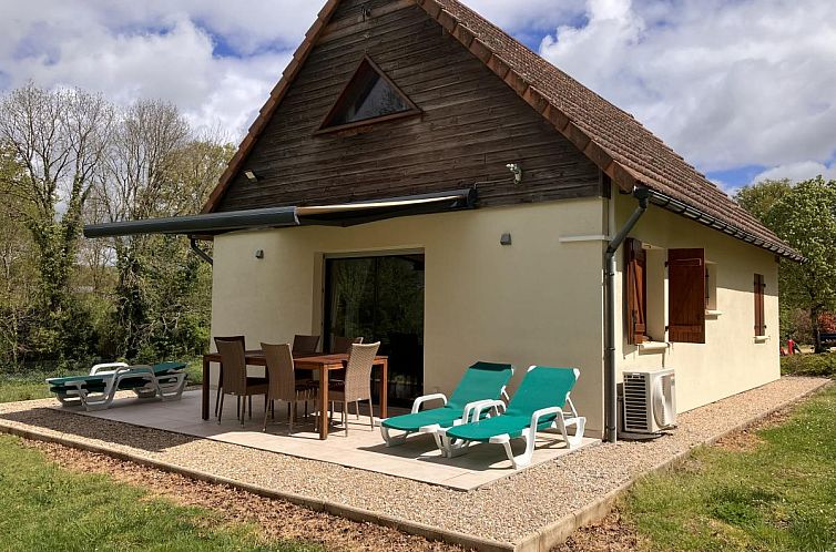 Geniessen Sie die Ruhe auf der Veranda des Lac Bleu Nr. 17, einem schoenen Ferienhaus in Lacapelle-Marival, in den gruenen Midi-Pyrenees gelegen.