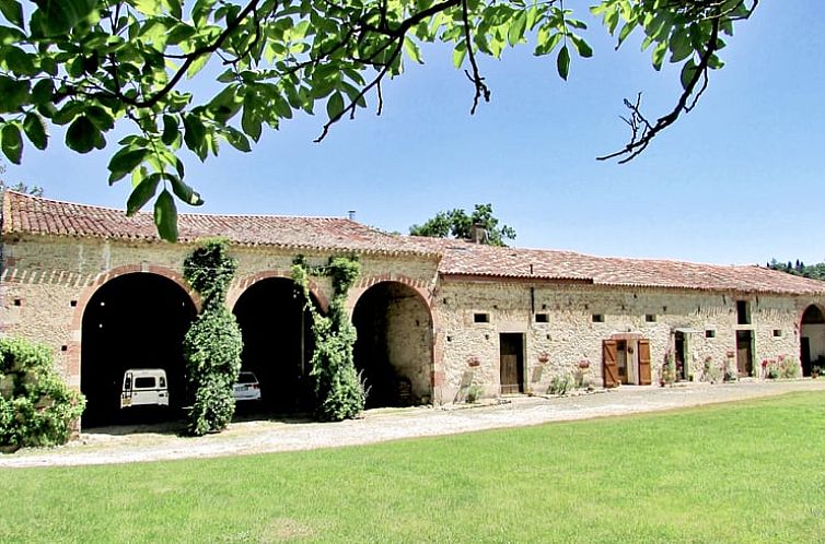 Rustikales Ferienhaus in Lagarde, in den Midi-Pyrenaeen, Frankreich, bietet eine ruhige Flucht inmitten gruener Landschaften.