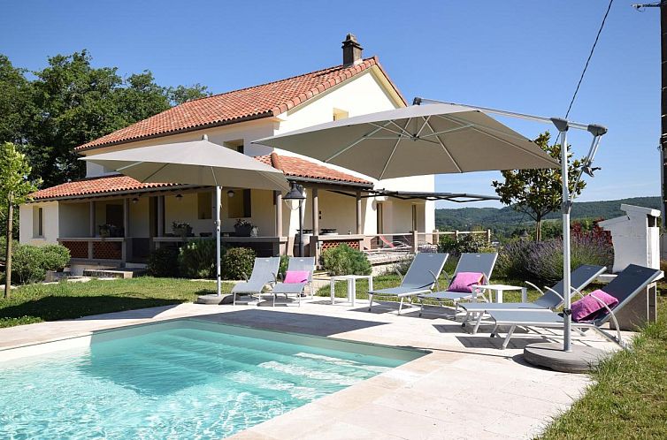 Ontspan in Les Poujols 6 Pers, een vakantiehuis in Vire-sur-Lot, met een uitnodigend zwembad en terras in de serene Midi-Pyrenees.