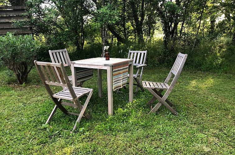 Entspannen Sie sich in der gruenen Umgebung des Ferienhauses in Parisot, Frankreich, mit einer charmanten Aussenterrasse.