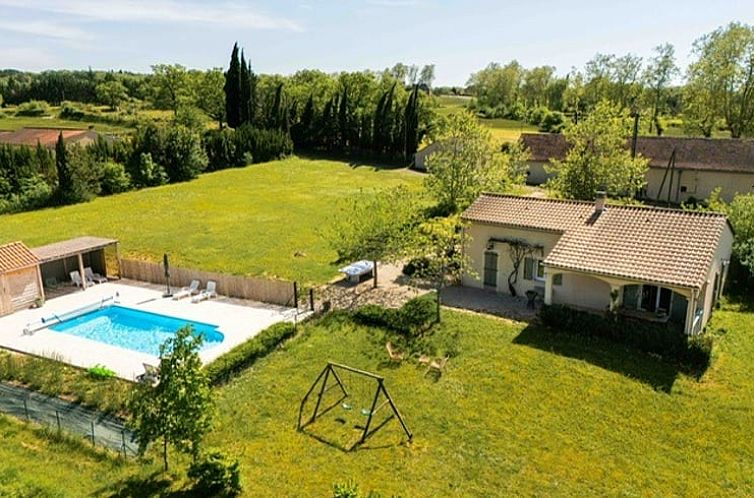 Geniessen Sie die Ruhe in Ihrem Ferienhaus in Loupiac, mit privatem Pool und weitlaeufiger gruener Umgebung in den Midi-Pyrenaeen.