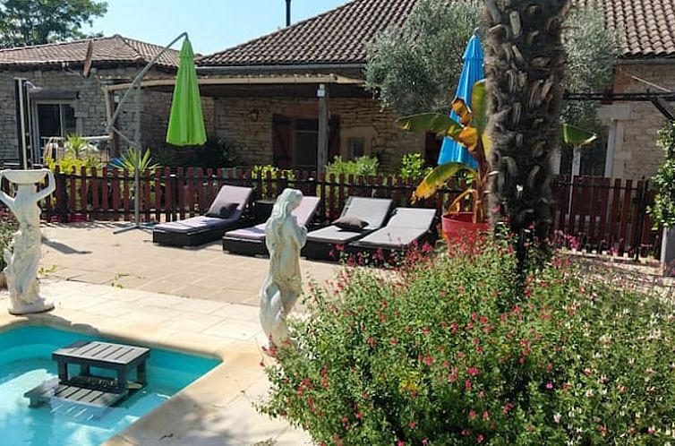 Geniessen Sie die Sonne auf der Terrasse des Cottage in SEPTFONDS, einem idyllischen Ferienhaus in Septfonds, Midi-Pyrenaeen.