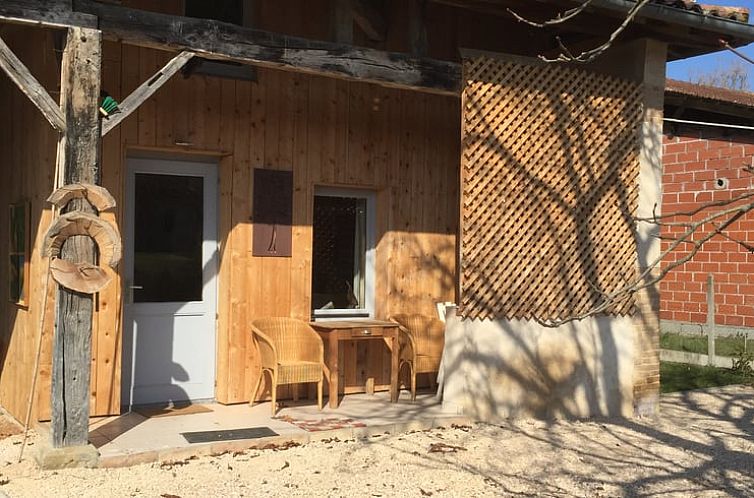 Ontspan op het charmante terras van Vakantiehuis in Anan, een sfeervolle vakantiewoning in de prachtige Midi/Pyrenees, Frankrijk.