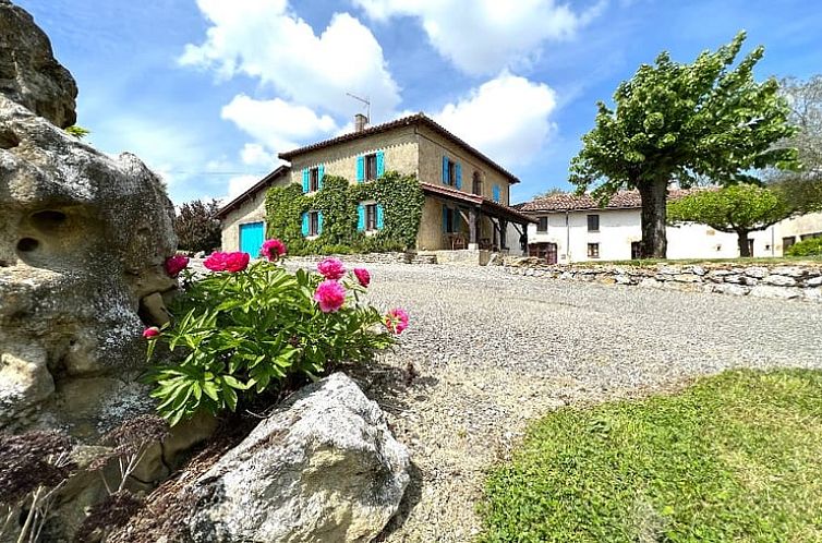 Rustiek vakantiehuis in Castelnau-Barbarens omgeven door natuur en bloeiende tuin in Midi-Pyrenees, Frankrijk.
