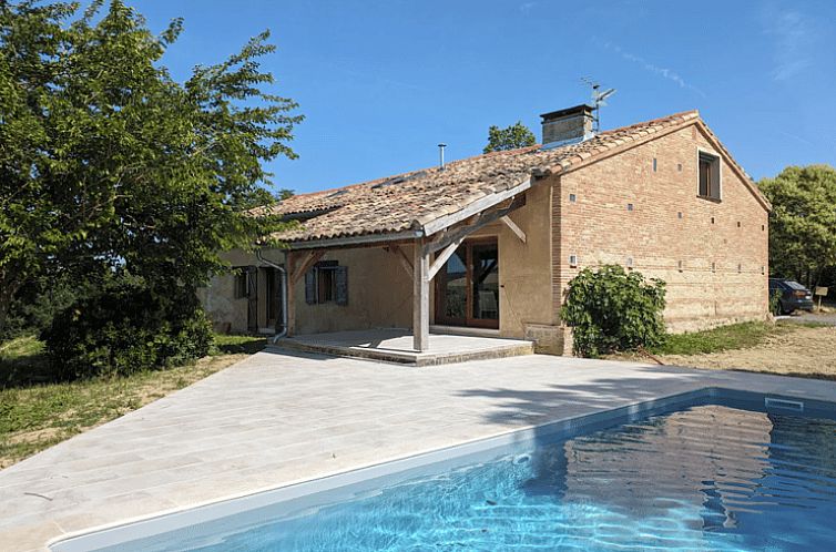 Geniessen Sie den Pool im Cottage in La Salvetat Belmontet, einem charmanten Ferienhaus in den Midi-Pyrenaeen, Frankreich.