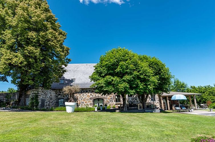 Geniessen Sie das Ferienhaus in Therondels, ein attraktives Ferienhaus in den Midi-Pyrenaeen, mit herrlichem Blick auf die gruene Umgebung.