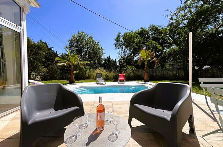 Entspannen Sie sich am Pool im Holiday home in Peyrole, einem idyllischen Ferienhaus in den Midi/Pyrenaeen, Frankreich.