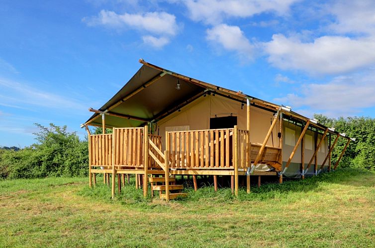 Ferienhaus in Lalanne-Arque, Midi/Pyrenaeen, Frankreich, bietet ein rustikales Glamping-Erlebnis mit Terrasse.