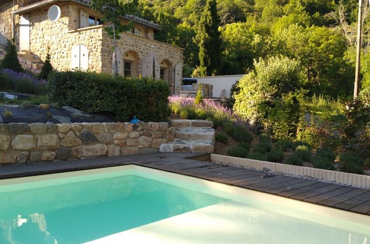 Entdecken Sie die Ruhe von Source bien-aimee, ein charmantes Ferienhaus mit Pool in der Landschaft von Chaneac, Rhone-Alpes, Frankreich.