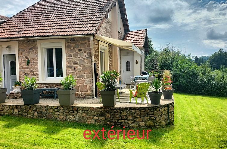 Entdecken Sie den ruhigen Aussenbereich der Gite des Sapins in Ranchal, Rhone-Alpes, ein einladendes Ferienhaus mit Sonnenterrasse.