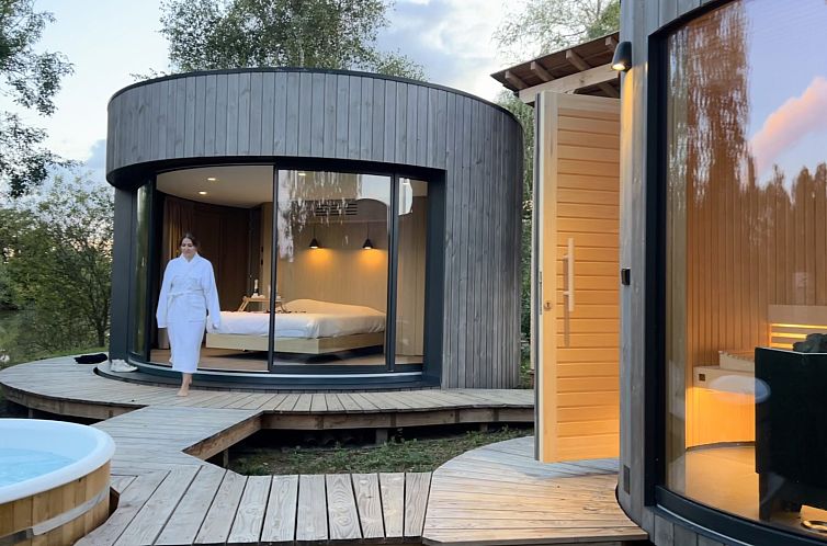 Entfliehen Sie in das Lumipod Spa ile, ein Ferienhaus in Bage-Dommartin, Rhone-Alpes, mit stilvollem Interieur und ruhiger Natur rundherum.