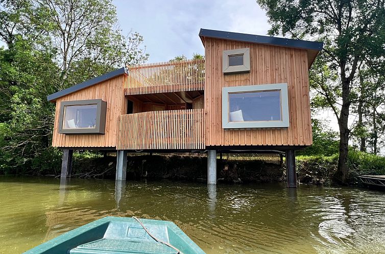 Ferienhaus Spa Horizon Cabin in Bage-Dommartin, Rhone-Alpes, Frankreich, direkt am Wasser gelegen, umgeben von ruhiger Natur.