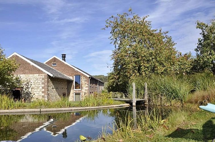 Vakantiehuis in Voeren, Limburg, Belgie met prachtig uitzicht op vijver en tuin.