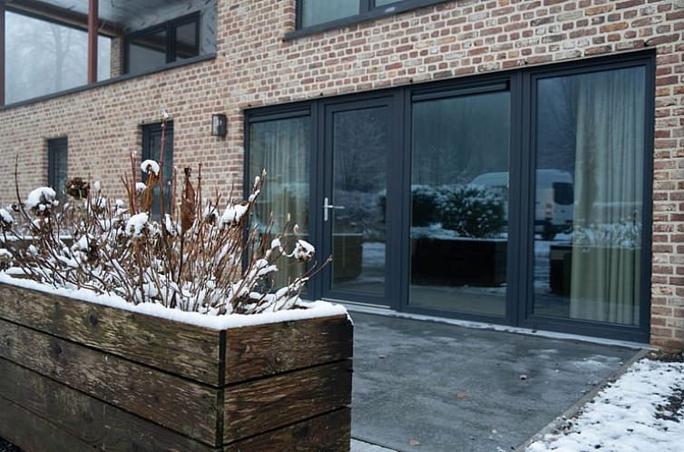 Sneeuwbedekte veranda van Vakantiehuis in Voeren, een charmante vakantiewoning in het pittoreske Limburg, Belgie.