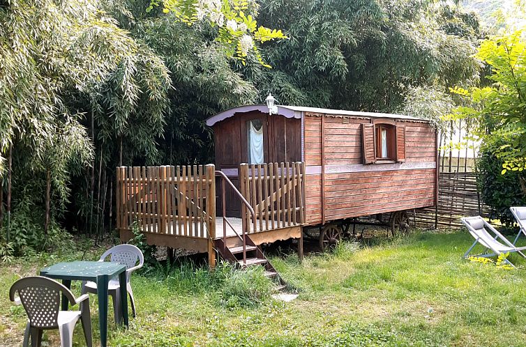 Charmantes Tiny Wagon-Ferienhaus in Arlebosc, Rhone-Alpes, mit Veranda und Waldgebiet.