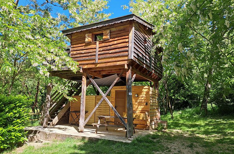 Baumhaus mit Spa in Arlebosc, Frankreich. Erleben Sie Ruhe und Natur in dieser idyllischen Ferienunterkunft.