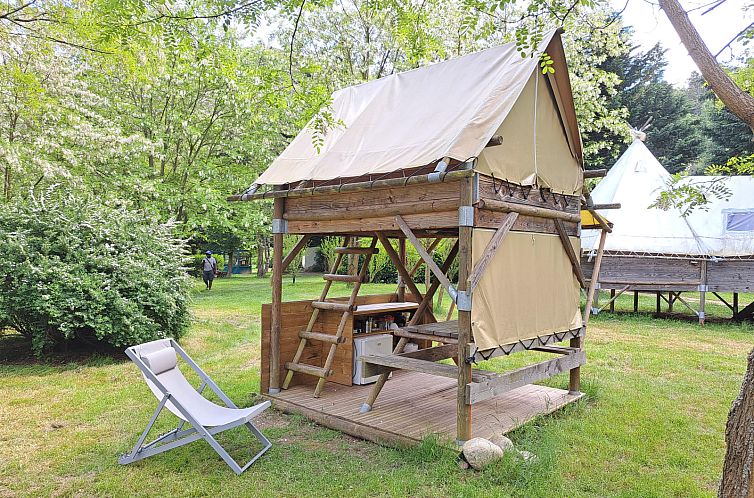 Geniessen Sie die Ruhe im Bivouac-Zelt, einer charmanten Glamping-Lodge in Arlebosc, Rhone-Alpes, Frankreich, umgeben von viel Gruen.