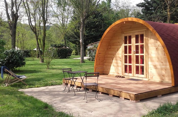 Gemuetliche Pod-Glamping-Lodge in Arlebosc, Rhone-Alpen, Frankreich, mit Terrasse und ruhiger Waldumgebung.