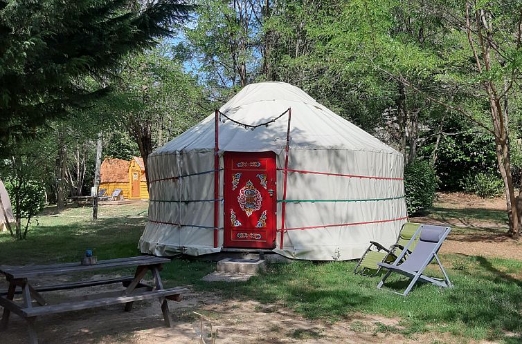 Einzigartiges Glamping-Erlebnis in Joert mit Bad, Arlebosc, Rhone-Alpen, Frankreich, inmitten ruhiger Waelder.