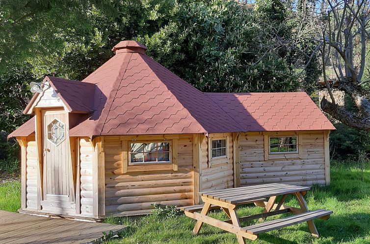 Ferienhaus Finnische Kota in Arlebosc, Rhone-Alpes, Frankreich, umgeben von Natur mit einer charmanten Holzstruktur und Aussenbereich.