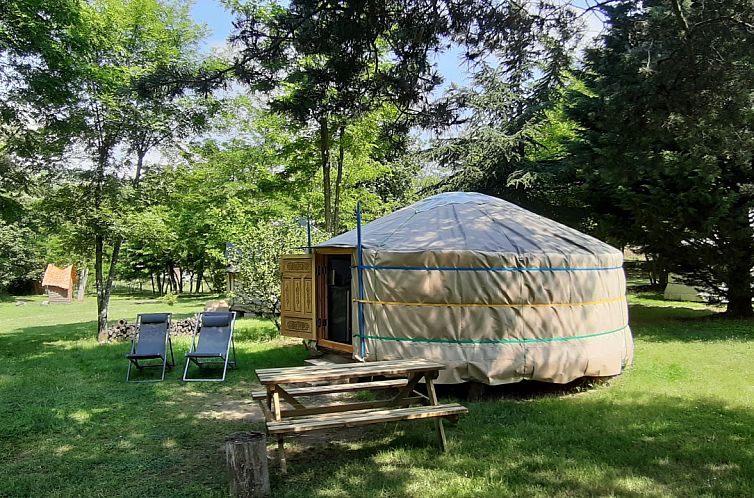 Glamping im Jurtenzelt in Arlebosc, Rhone-Alpes, Frankreich, mit ruhiger gruener Umgebung und komfortablem Platz im Freien.