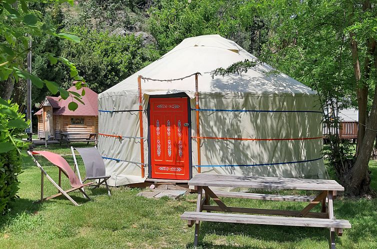 Erleben Sie die Natur in WOOD Joert, Arlebosc, Rhone-Alpen: Authentische Glamping-Lodge mit einladender Terrasse.