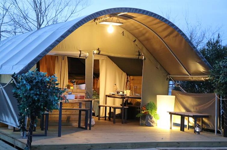 Gemuetliches Safarizelt Kibo in Arlebosc, Rhone-Alpen, Frankreich mit einladender Terrasse in der Natur.