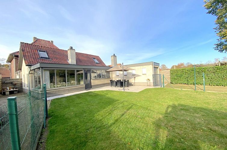 Enjoy the spacious garden and sunny terrace at De Kievelder, a cozy vacation home in Peer, Limburg, Belgium.