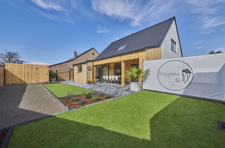 Sahara119 Ferienhaus in Lommel, Limburg mit modernem Aussenbereich und gruenem Garten.