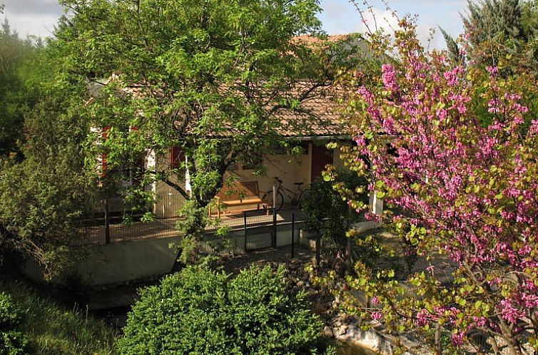 Idyllisches Ferienhaus in Grospierres, Rhone-Alpes, Frankreich mit einer Terrasse inmitten einer gruenen Umgebung.