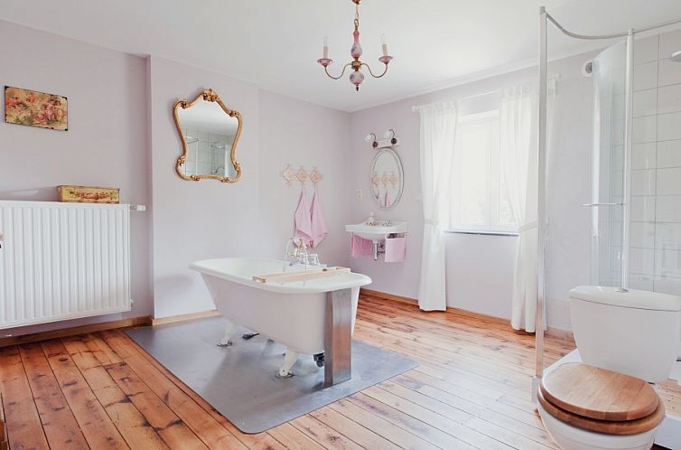 Luxury bathroom in vacation home Tivoli, Dilsen-Stokkem, Limburg. Enjoy comfort and style in this spacious, elegant space.