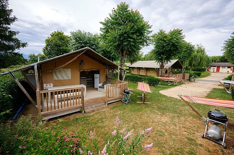 Die Glamping Lodge Nomad in Les Abrets, Rhone-Alpes, bietet eine rustikale Veranda inmitten der Natur.