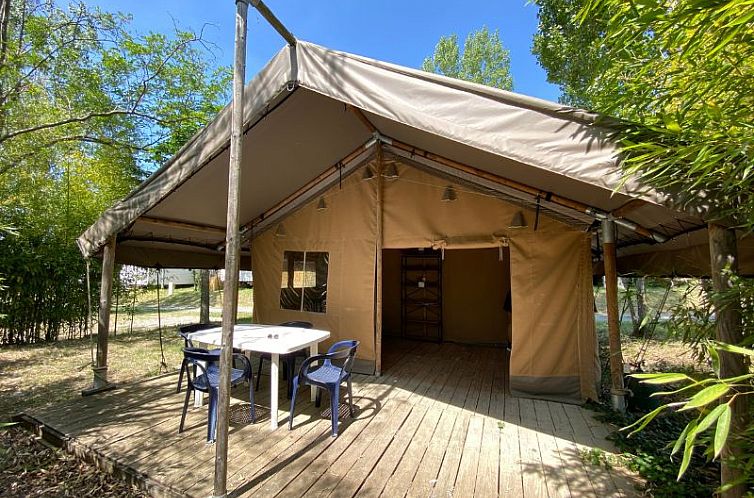 Entspannen Sie sich auf der Terrasse der Lodge COSY, einem gemuetlichen Zelt-Haus in Lussas, Rhone-Alpes, umgeben von gruener Natur.