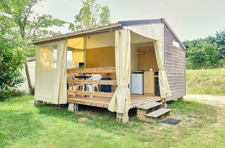 Geniessen Sie einen Aufenthalt im Bungalowzelt, einem gemuetlichen Safarizelt in Lussas, Rhone-Alpes, mit einer charmanten Holzterrasse.
