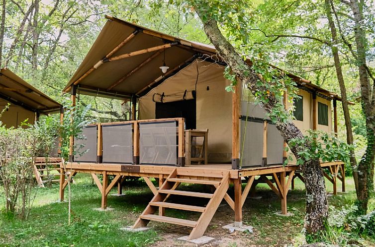 Geniessen Sie die Ruhe in der Lodge PREMIUM, einem charmanten Ferienhaus in Lussas, Rhone-Alpes, mit einer einladenden Terrasse, umgeben von viel Gruen.