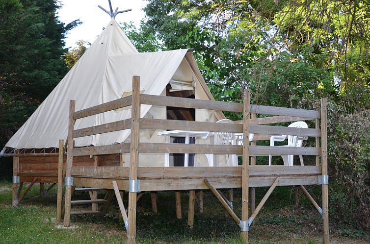Entdecken Sie den Charme des Tipi-Zeltes in Lussas, Rhone-Alpes, mit seiner einladenden Terrasse und gruener Umgebung.