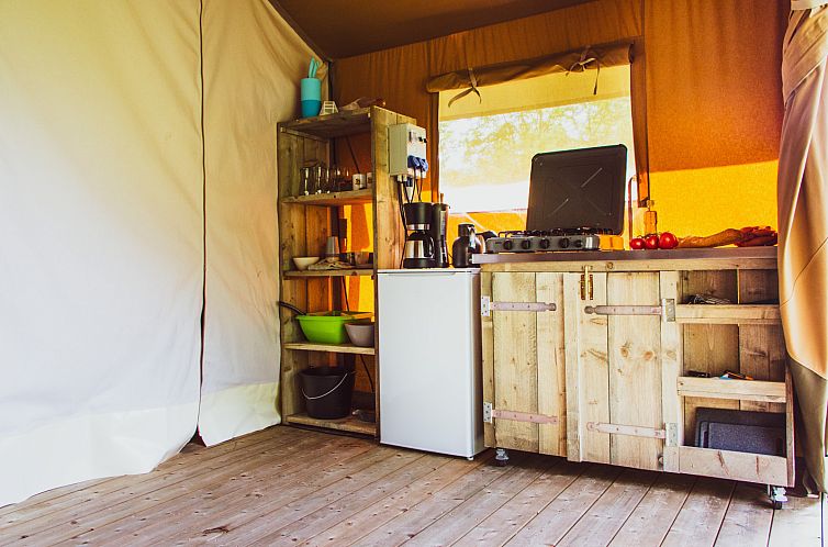 Cozy kitchen in Safari tent standard Maaszicht, a glamping lodge in Maaseik, Limburg, Belgium, with wooden interior and modern amenities.
