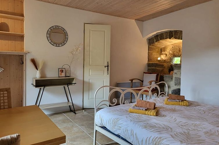 Ervaar de charme van een stenen vakantiehuis in Sablieres, omgeven door de groene heuvels van Rhone-Alphes, Frankrijk.