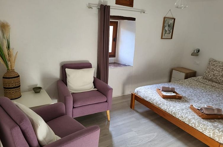 Geniet van de serene omgeving bij Vakantiehuis in Sablieres, Rhone-Alphes, Frankrijk, omringd door weelderige natuur en bergen.